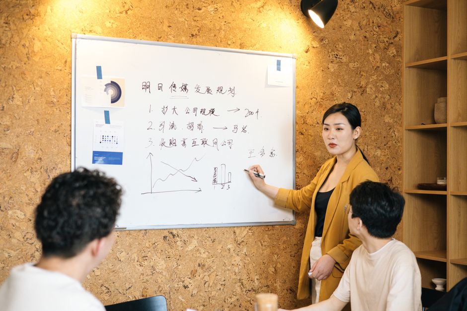 7 Strategi Implementasi AI di Kelas yang Bikin Guru Nggak Kewalahan